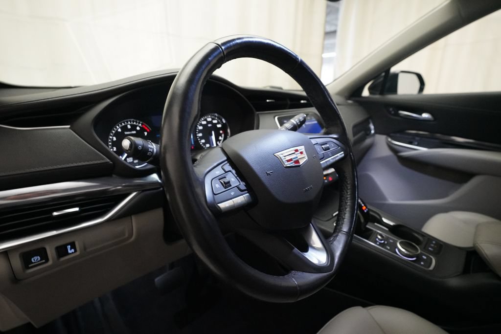 Used 2020 Cadillac XT4 Luxury w/ Cold Weather Package AWD/4WD image 8