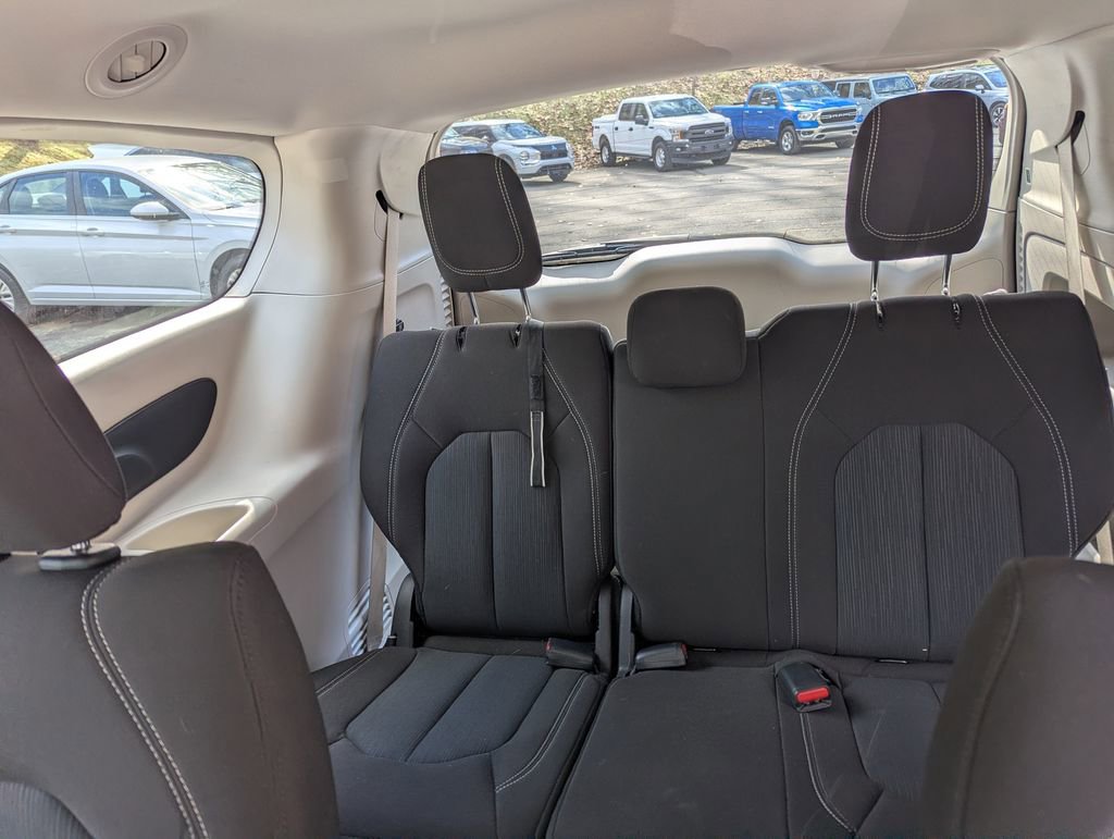 Used 2023 Chrysler Voyager LX FWD image 7