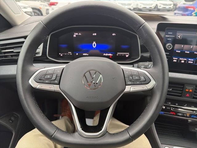 Certified 2025 Volkswagen Jetta SE w/ Sunroof Package image 10