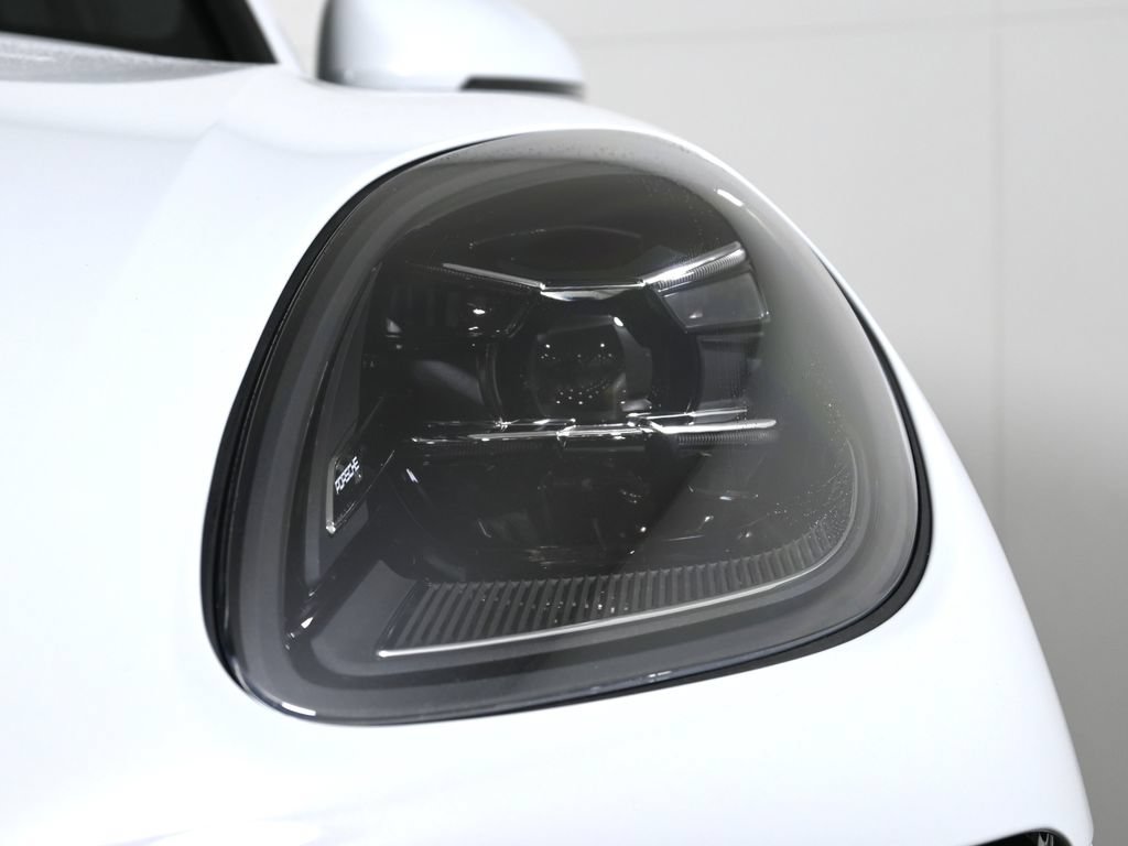 Used 2026 Porsche Macan AWD/4WD image 11