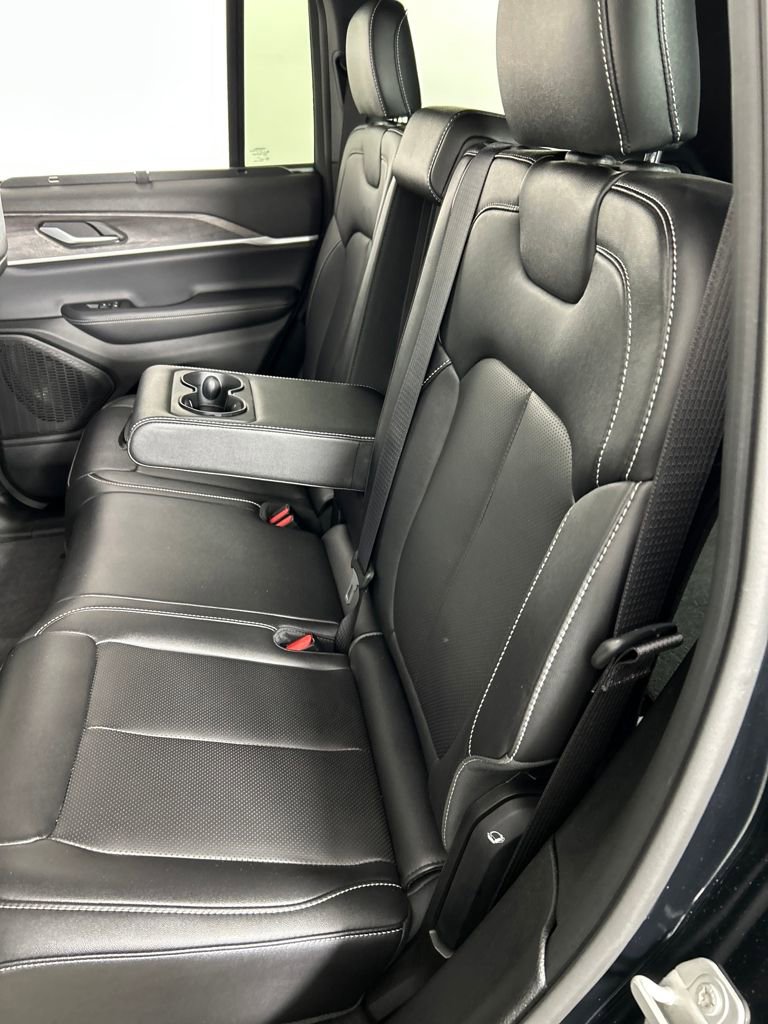 Used 2024 Jeep Grand Cherokee Limited w/ Luxury Tech Group II image 18