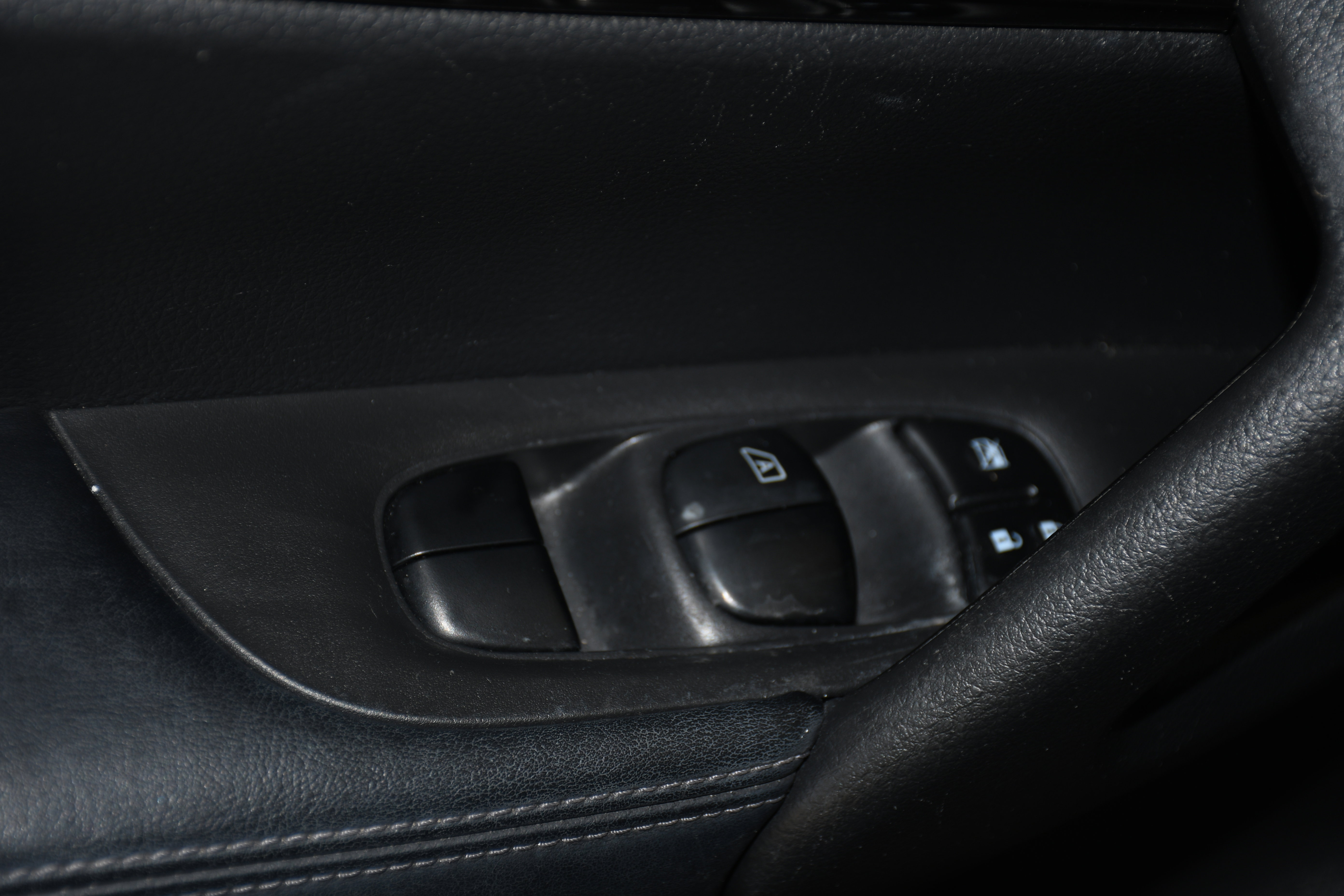 Used 2018 Nissan Rogue SV w/ Premium Package image 10