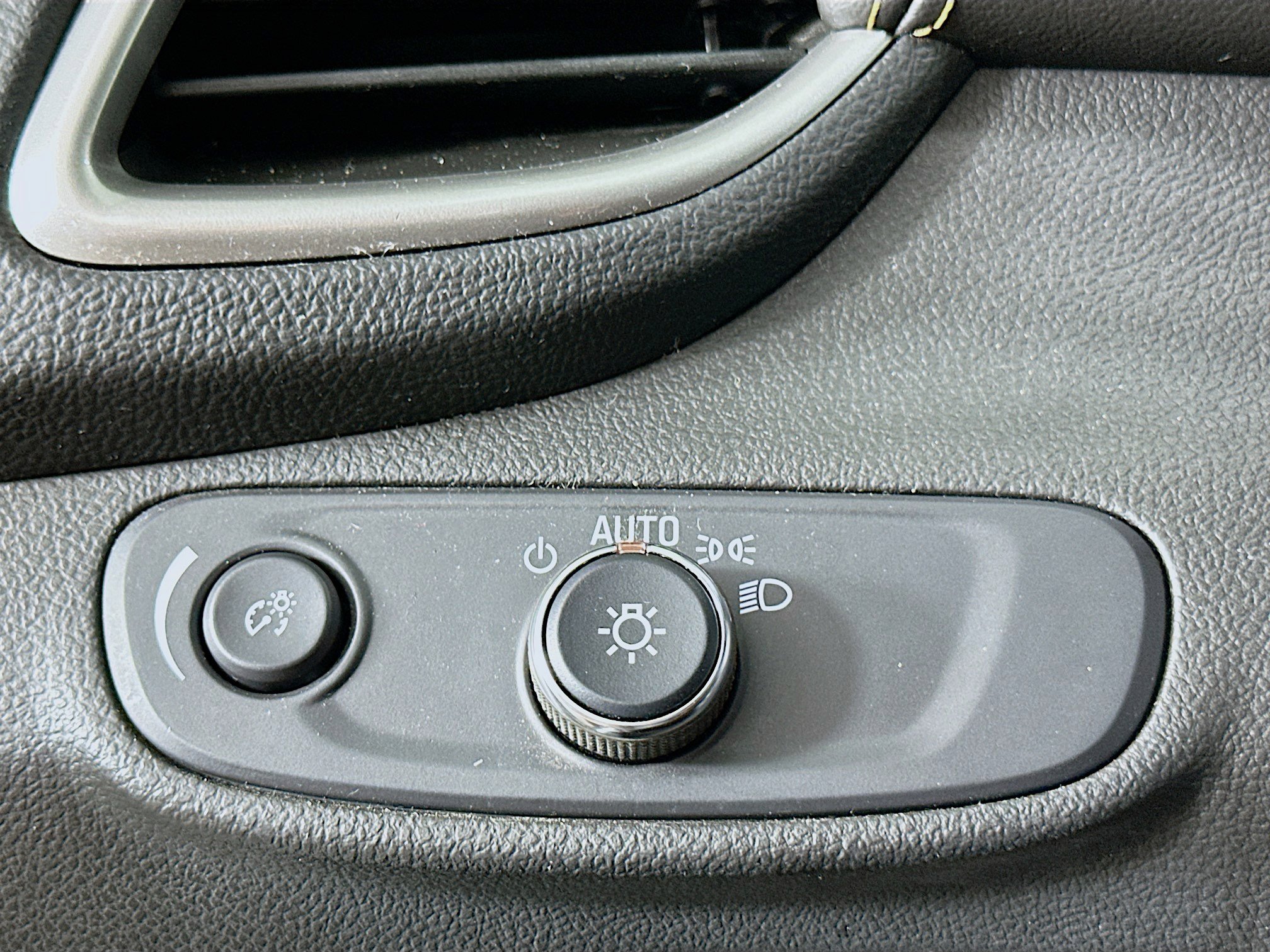 Used 2019 Chevrolet Trax LT w/ LT Convenience Package image 16