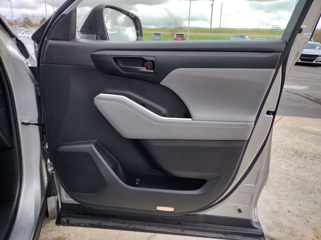 Used 2023 Toyota Highlander LE FWD image 26