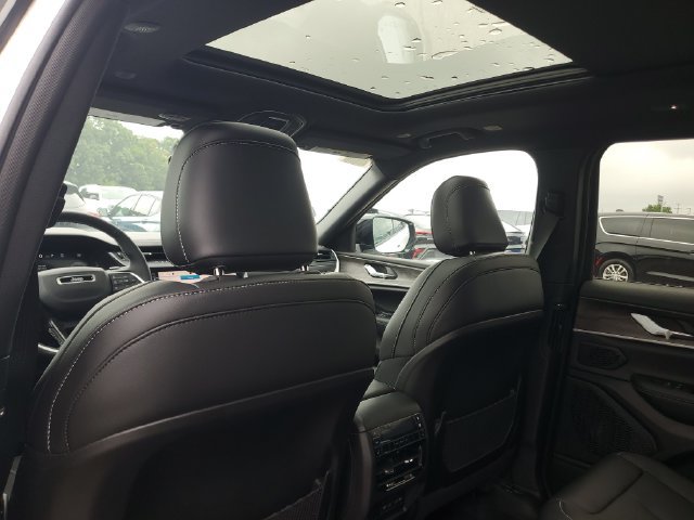 New 2026 Jeep Grand Cherokee L Limited w/ Limited Altitude Package AWD/4WD image 12