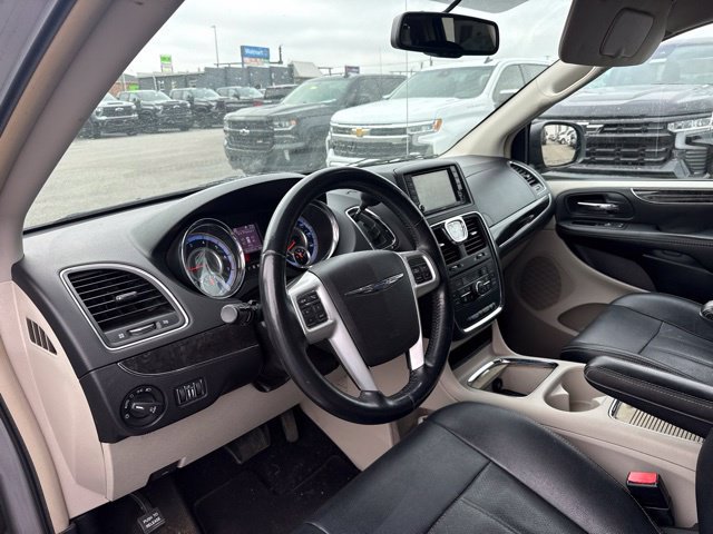 Used 2016 Chrysler Town & Country Touring w/ Driver Convenience Group FWD image 10