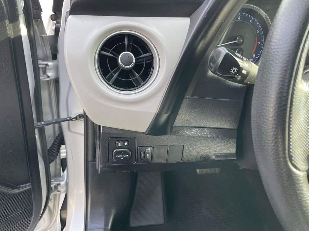 Used 2017 Toyota Corolla LE image 28