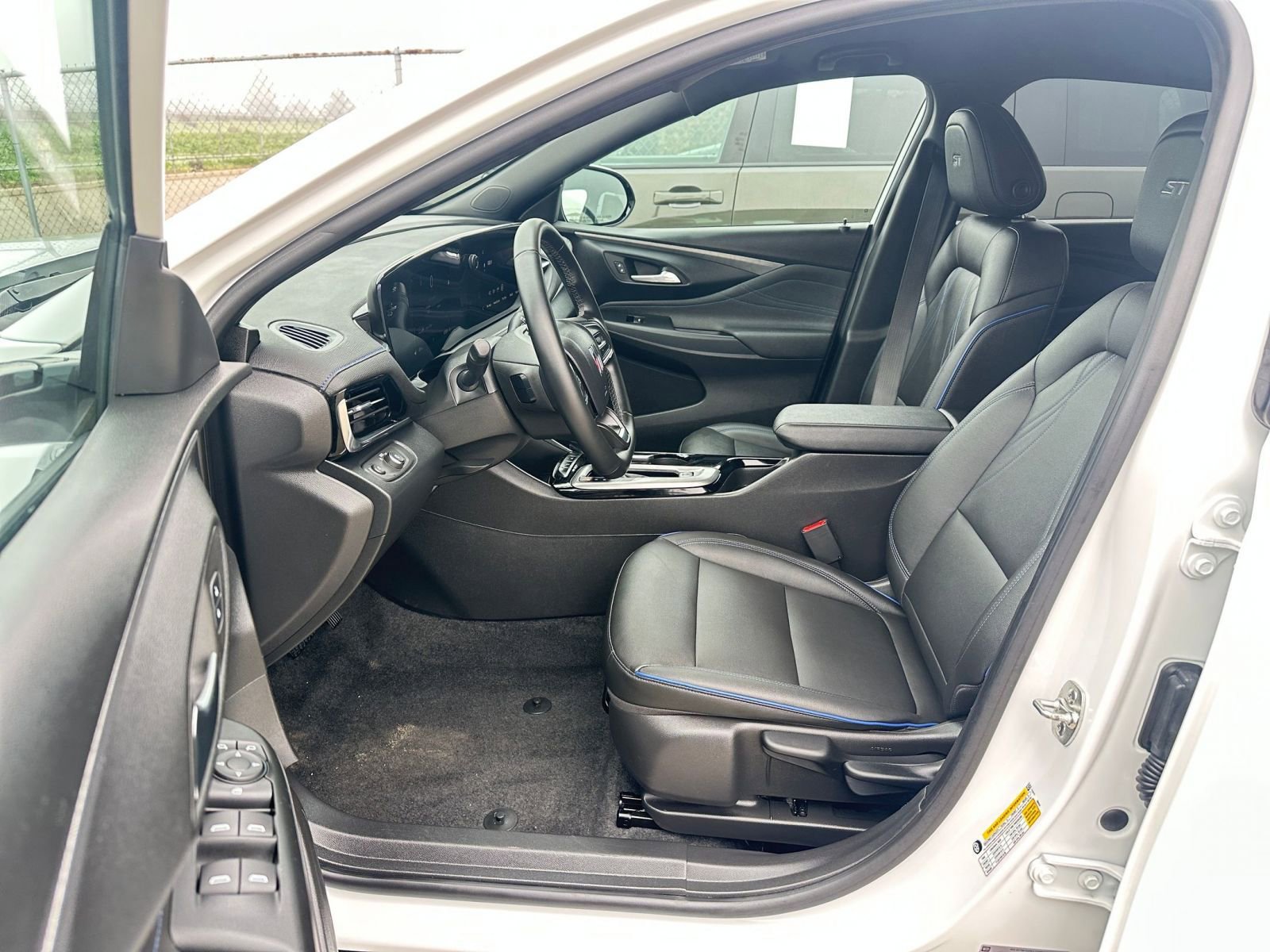 Used 2025 Buick Envista Sport Touring image 27