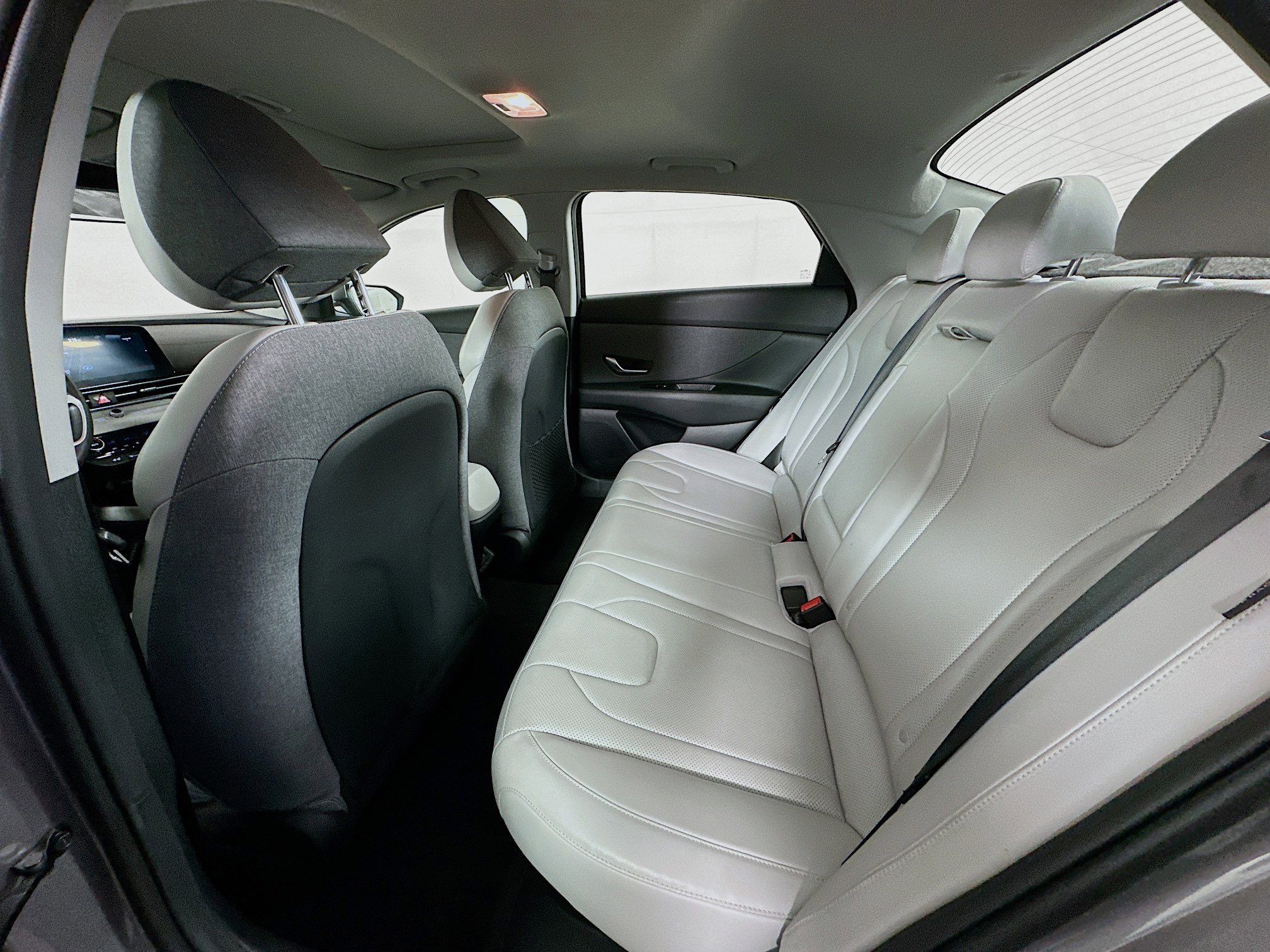 Used 2025 Hyundai Elantra Limited image 28