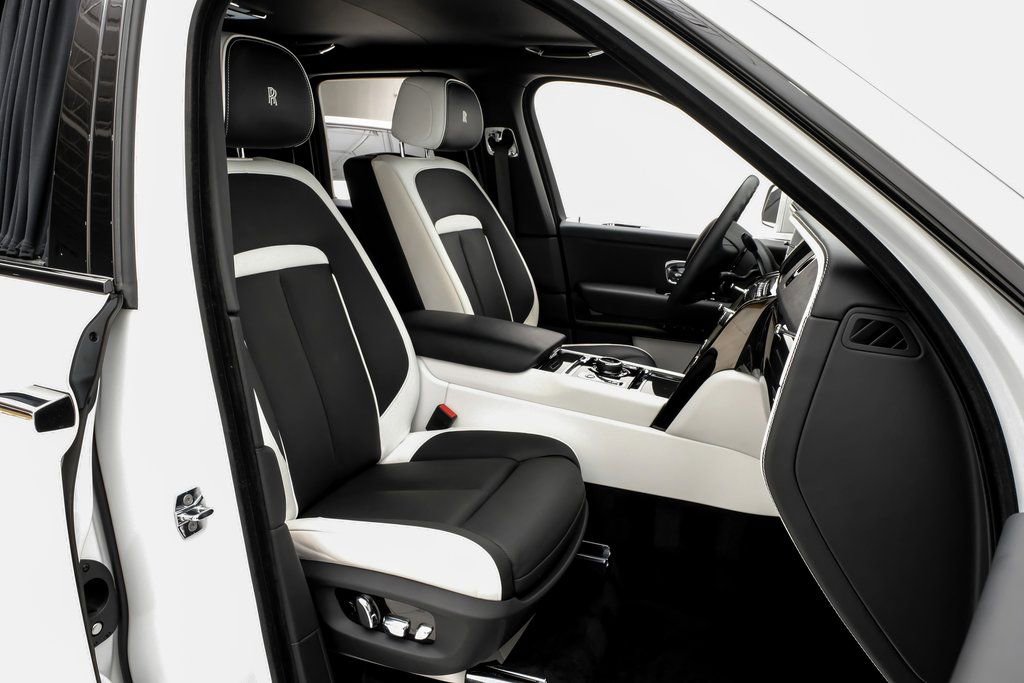 Used 2022 Rolls-Royce Cullinan Black Badge image 30