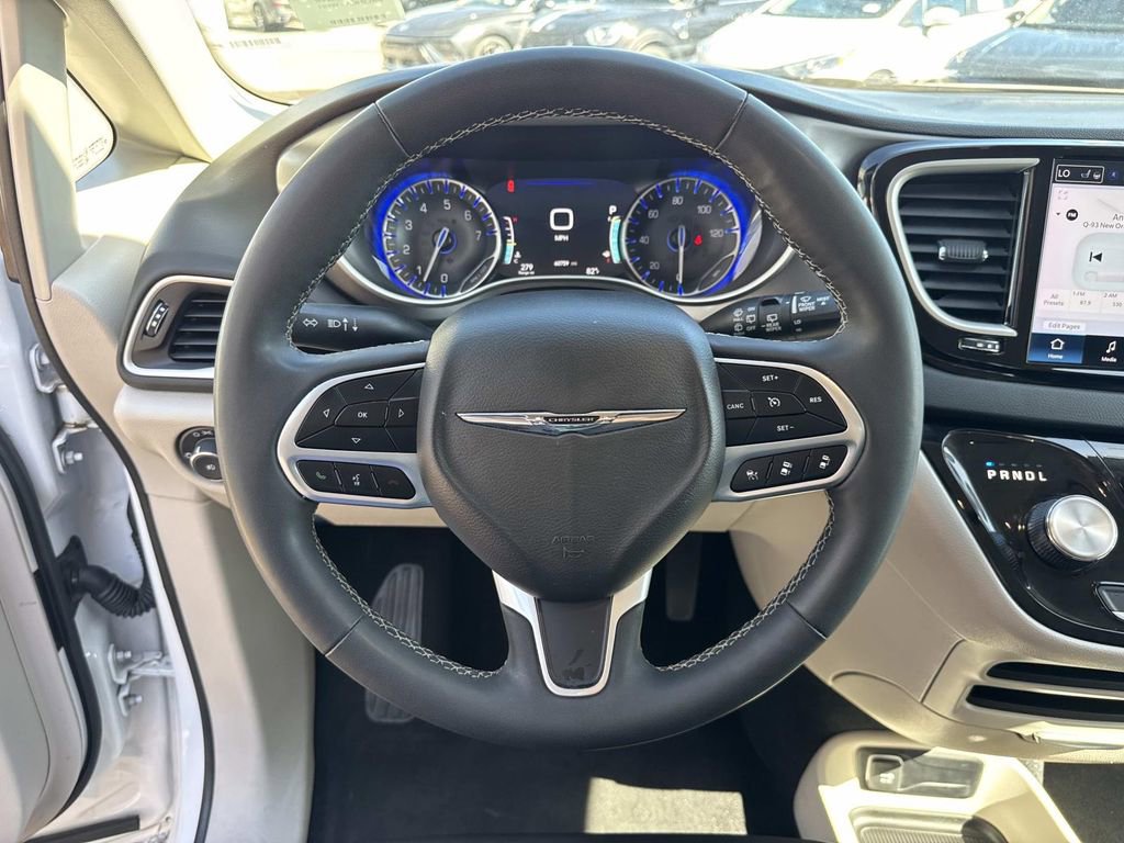 Used 2024 Chrysler Pacifica Touring-L image 22