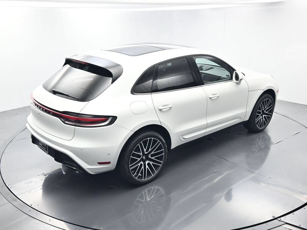 Certified 2024 Porsche Macan AWD/4WD image 40
