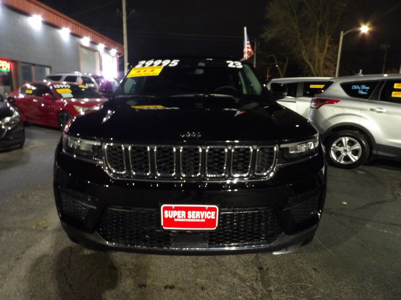 Used 2023 Jeep Grand Cherokee Laredo image 2