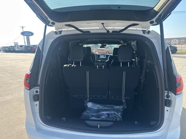 New 2026 Chrysler Pacifica Select image 9