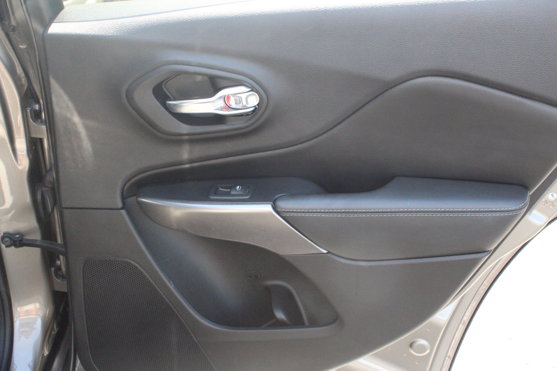 Used 2020 Jeep Cherokee Latitude Plus FWD image 27