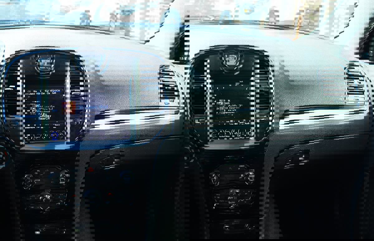 Used 2018 Chrysler 300 S image 44