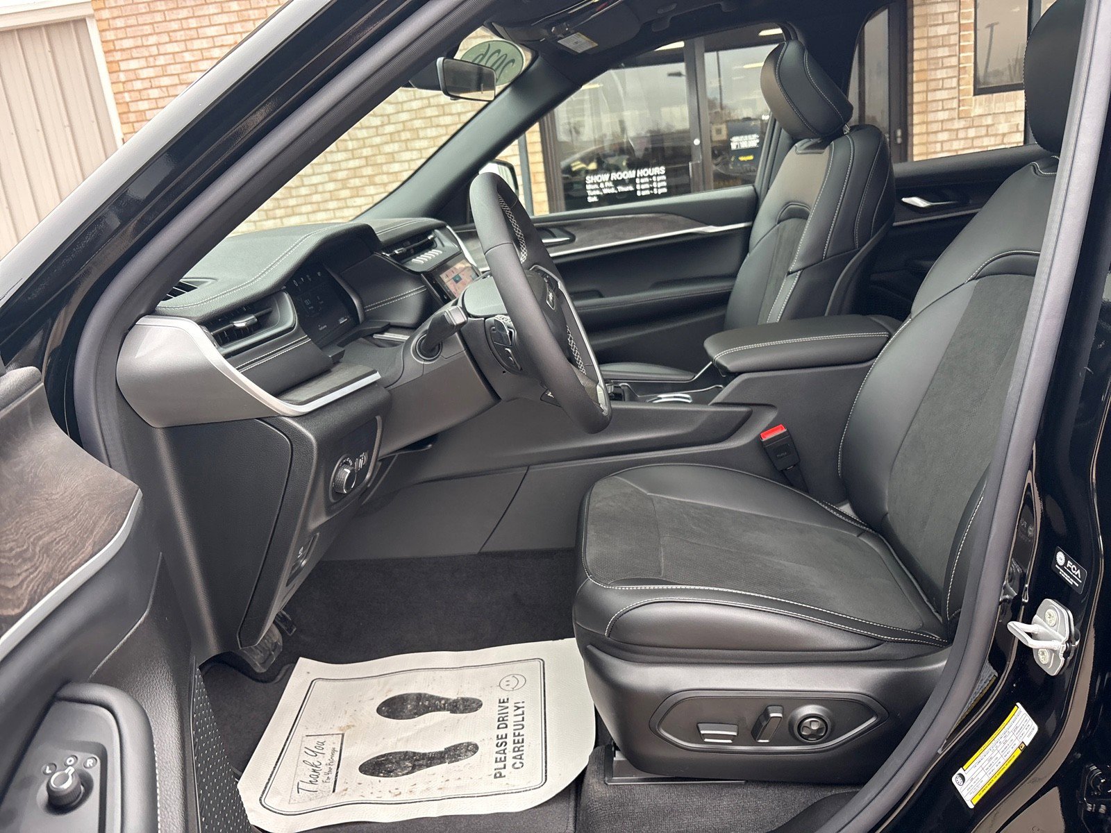 New 2026 Jeep Grand Cherokee Altitude image 3