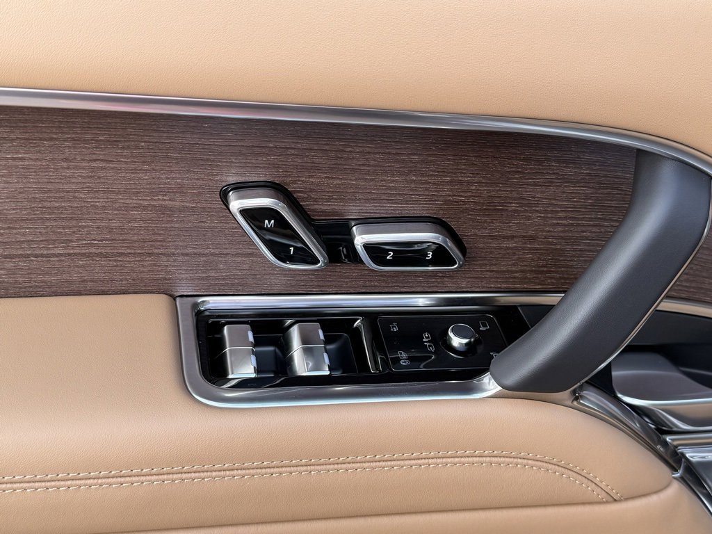 New 2025 Land Rover Range Rover Long Wheelbase SE image 16