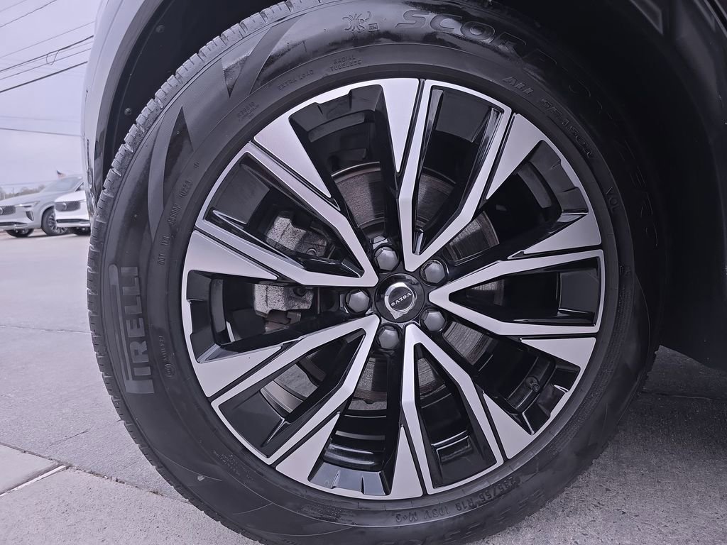 Used 2023 Volvo XC60 B5 Plus image 36