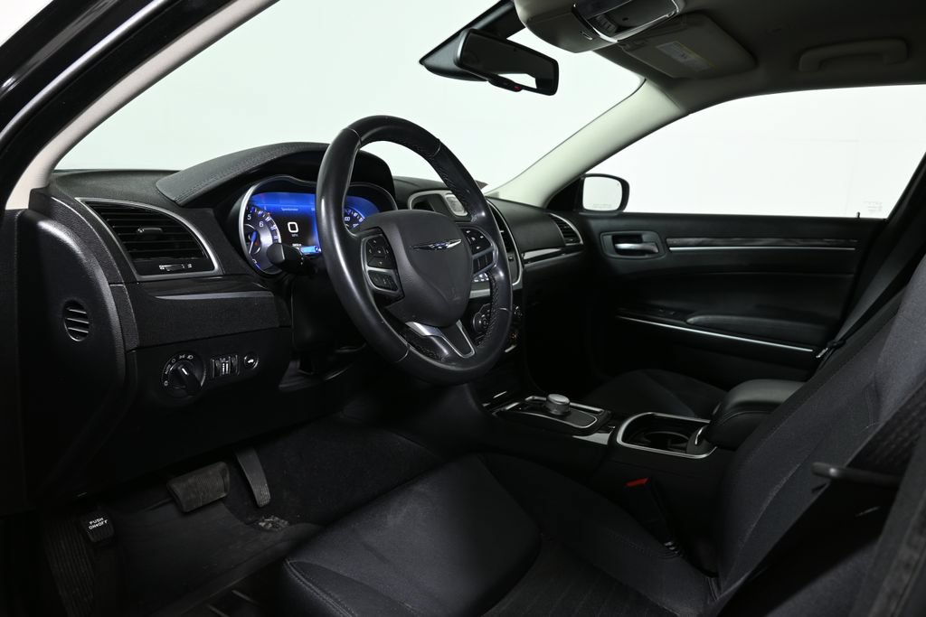 Used 2022 Chrysler 300 Touring w/ Sport Appearance Package AWD/4WD image 4