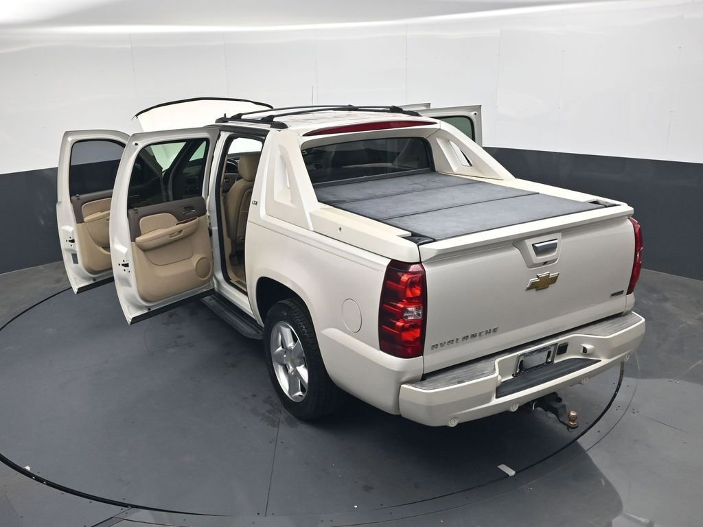 Used 2011 Chevrolet Avalanche LTZ AWD/4WD image 33