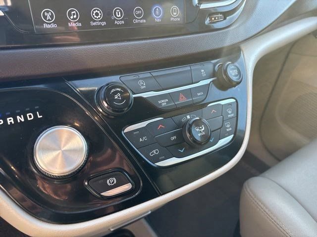 Used 2017 Chrysler Pacifica Touring w/ Tire & Wheel Group FWD image 25