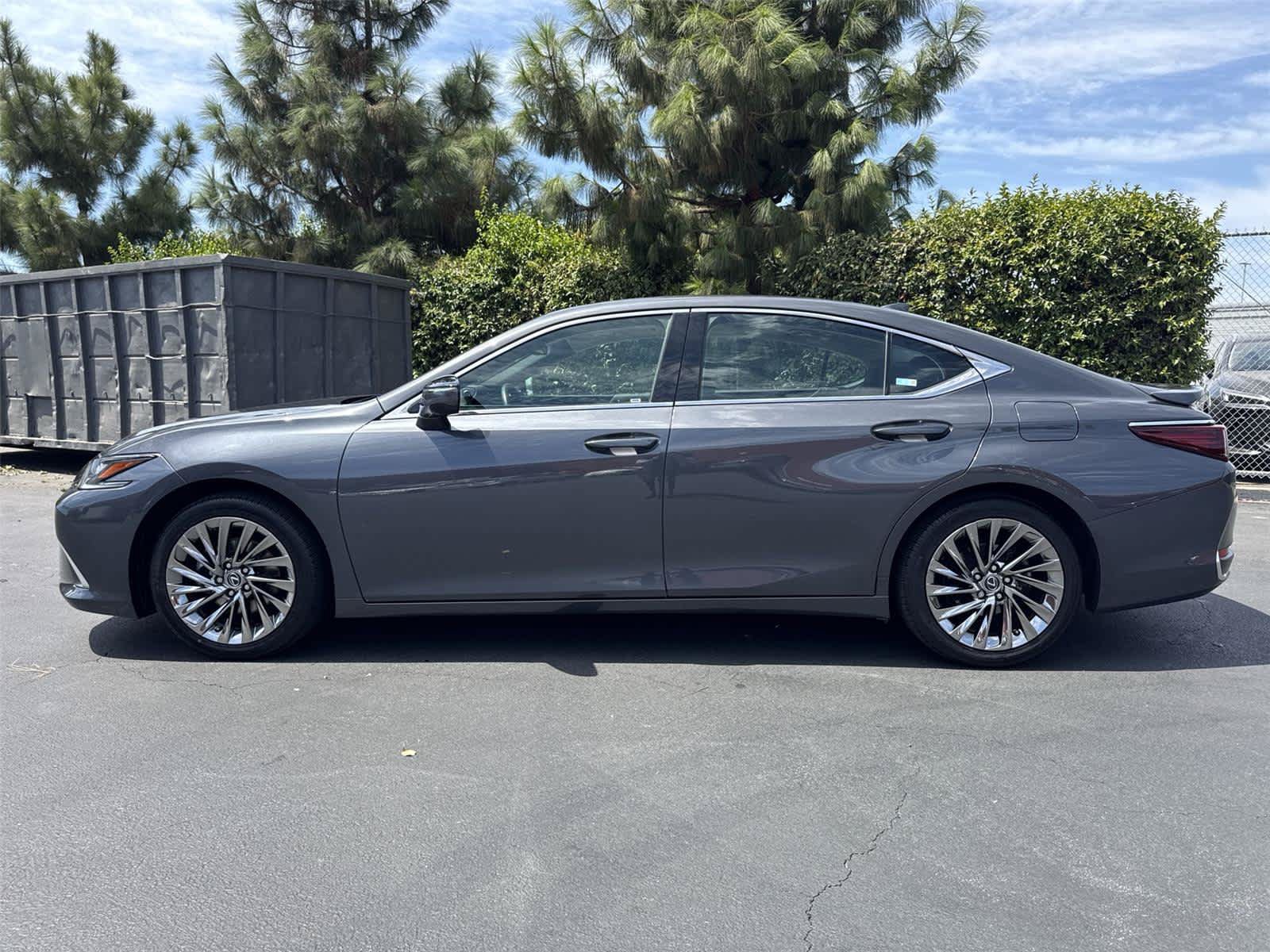 Used 2025 Lexus ES 300h w/ Luxury Package FWD image 3