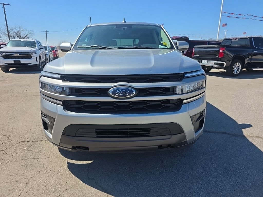 Used 2023 Ford Expedition Max XLT image 2