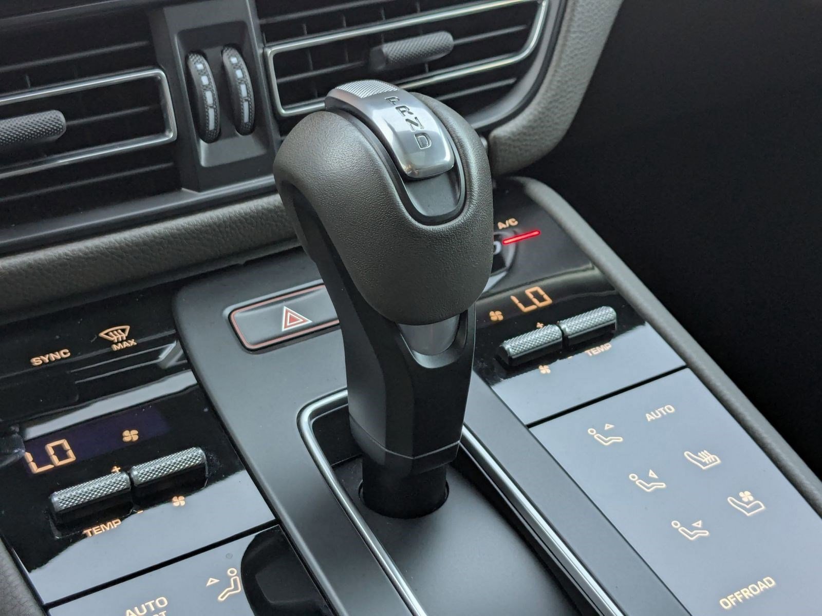 Certified 2025 Porsche Macan AWD/4WD image 20