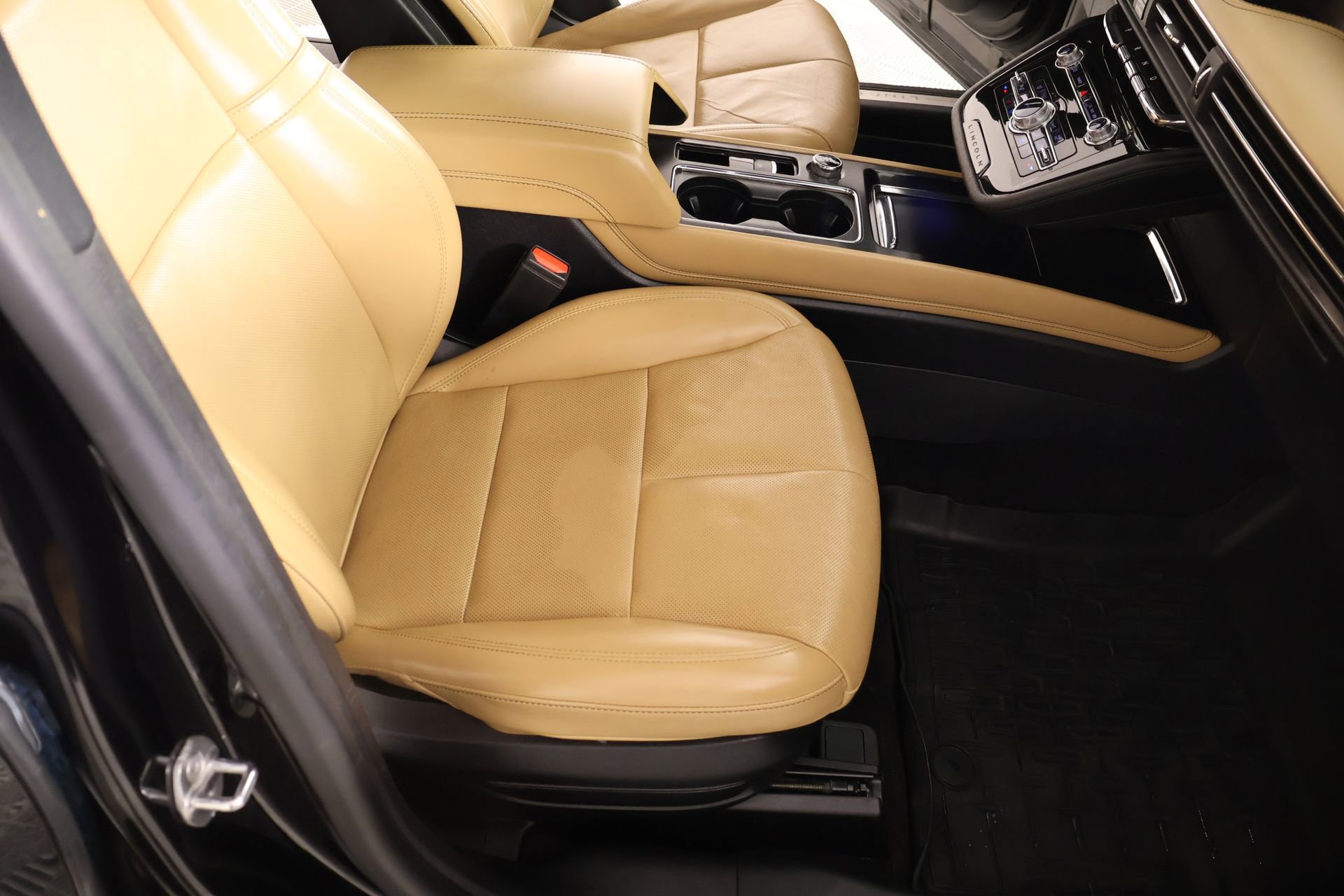 Used 2021 Lincoln Corsair Reserve w/ Elements Package FWD image 13