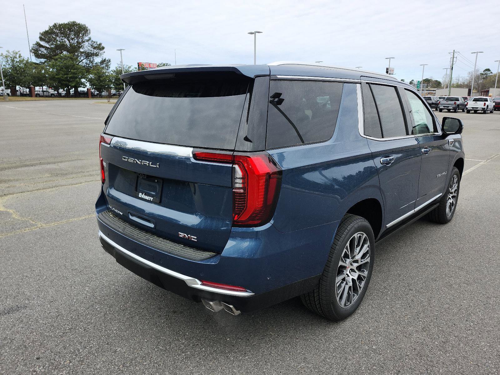 New 2026 GMC Yukon Denali w/ Denali Reserve Package AWD/4WD image 3
