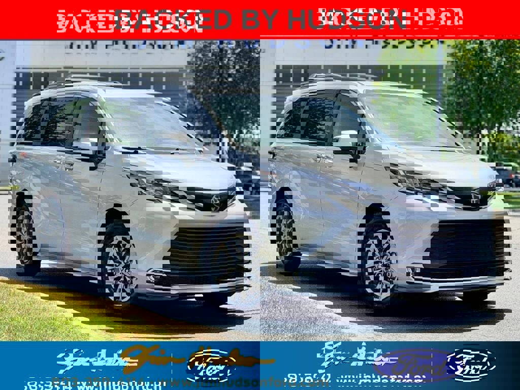 Used 2023 Toyota Sienna XLE image 1