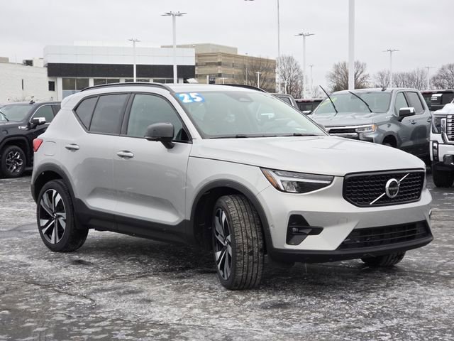 Used 2025 Volvo XC40 B5 Plus image 21