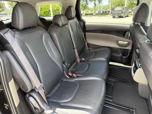 Used 2025 Kia Carnival FWD image 18