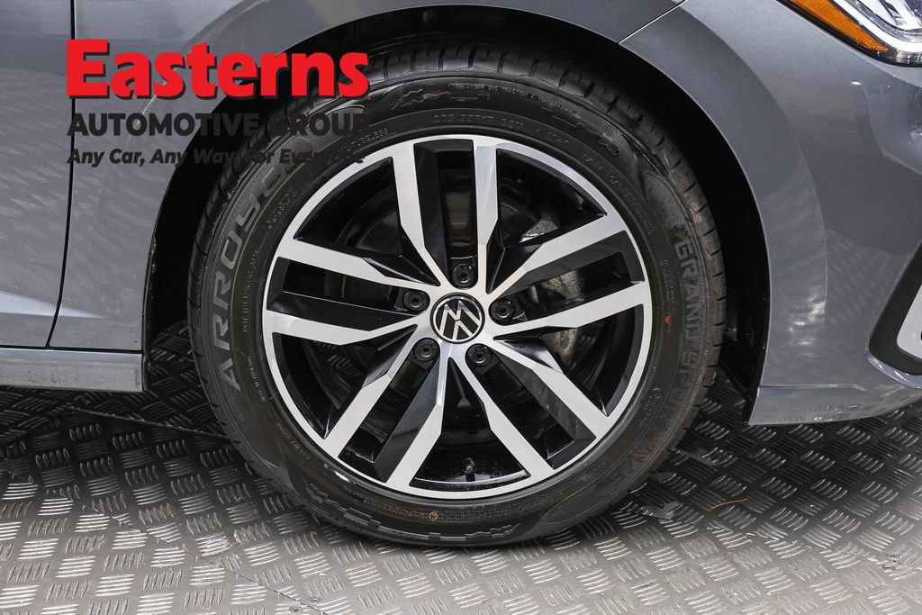 Used 2025 Volkswagen Jetta SE FWD image 30