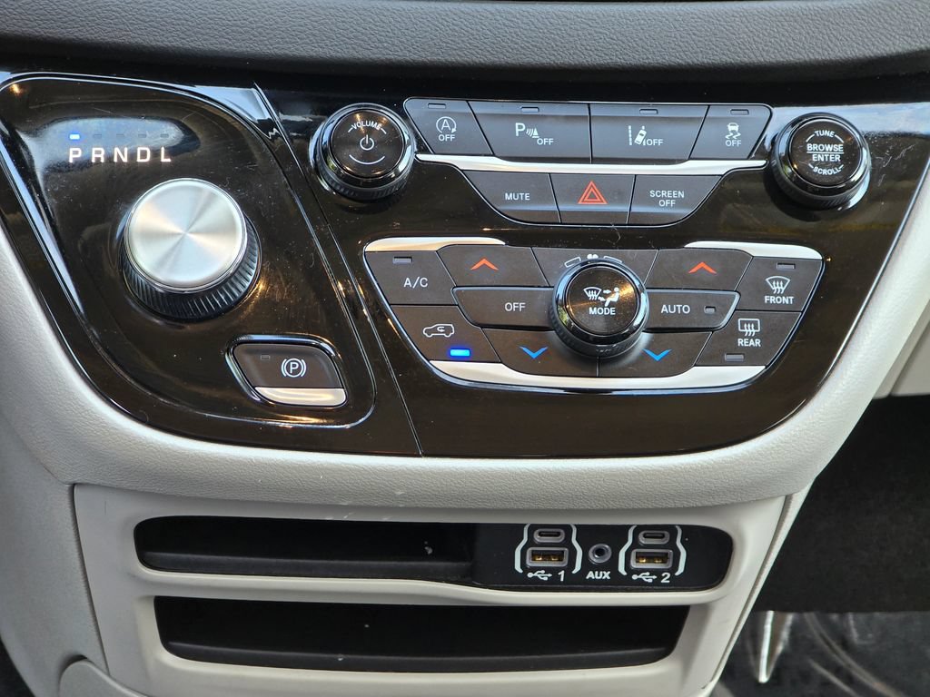 Used 2024 Chrysler Pacifica Touring-L FWD image 35