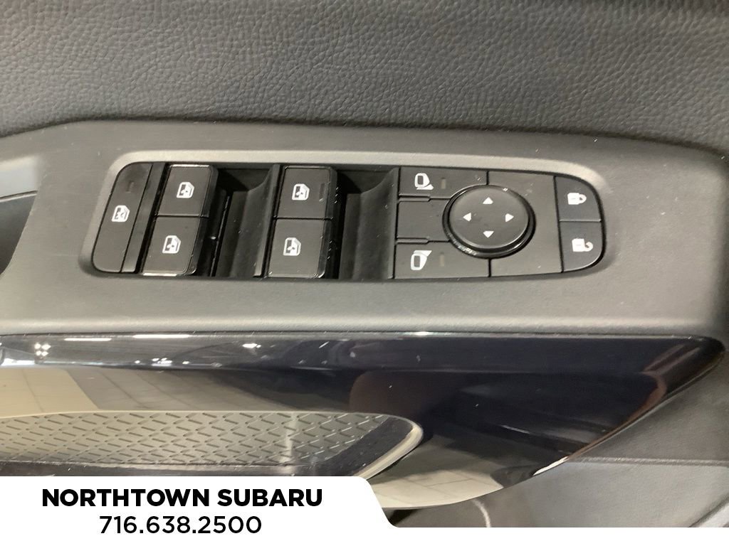 Used 2025 Nissan Pathfinder SV image 18