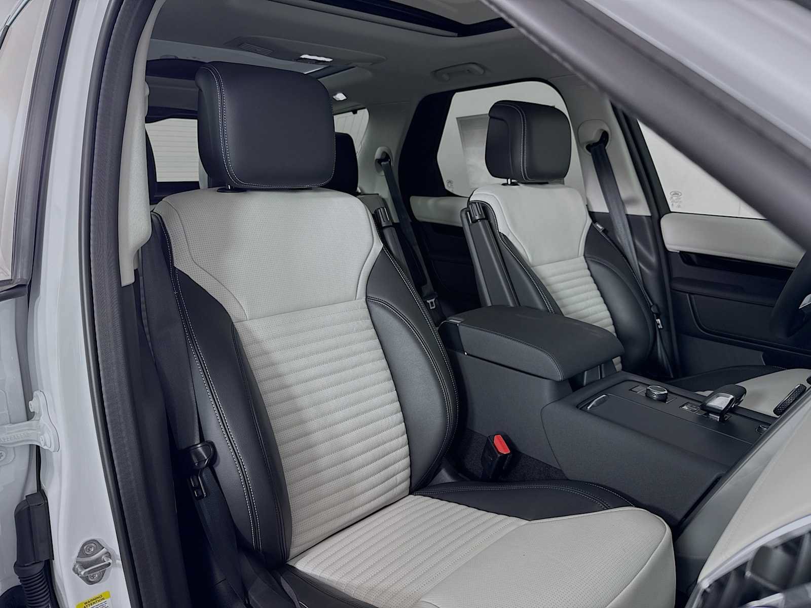 New 2025 Land Rover Discovery S AWD/4WD image 28