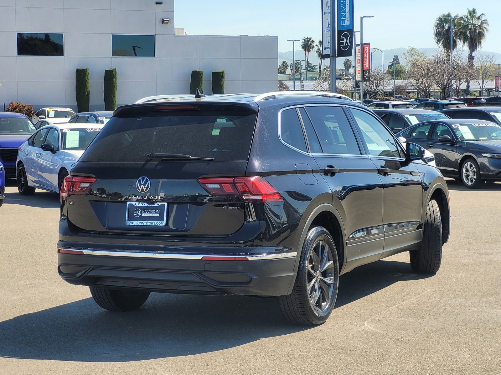 Used 2024 Volkswagen Tiguan SE image 5