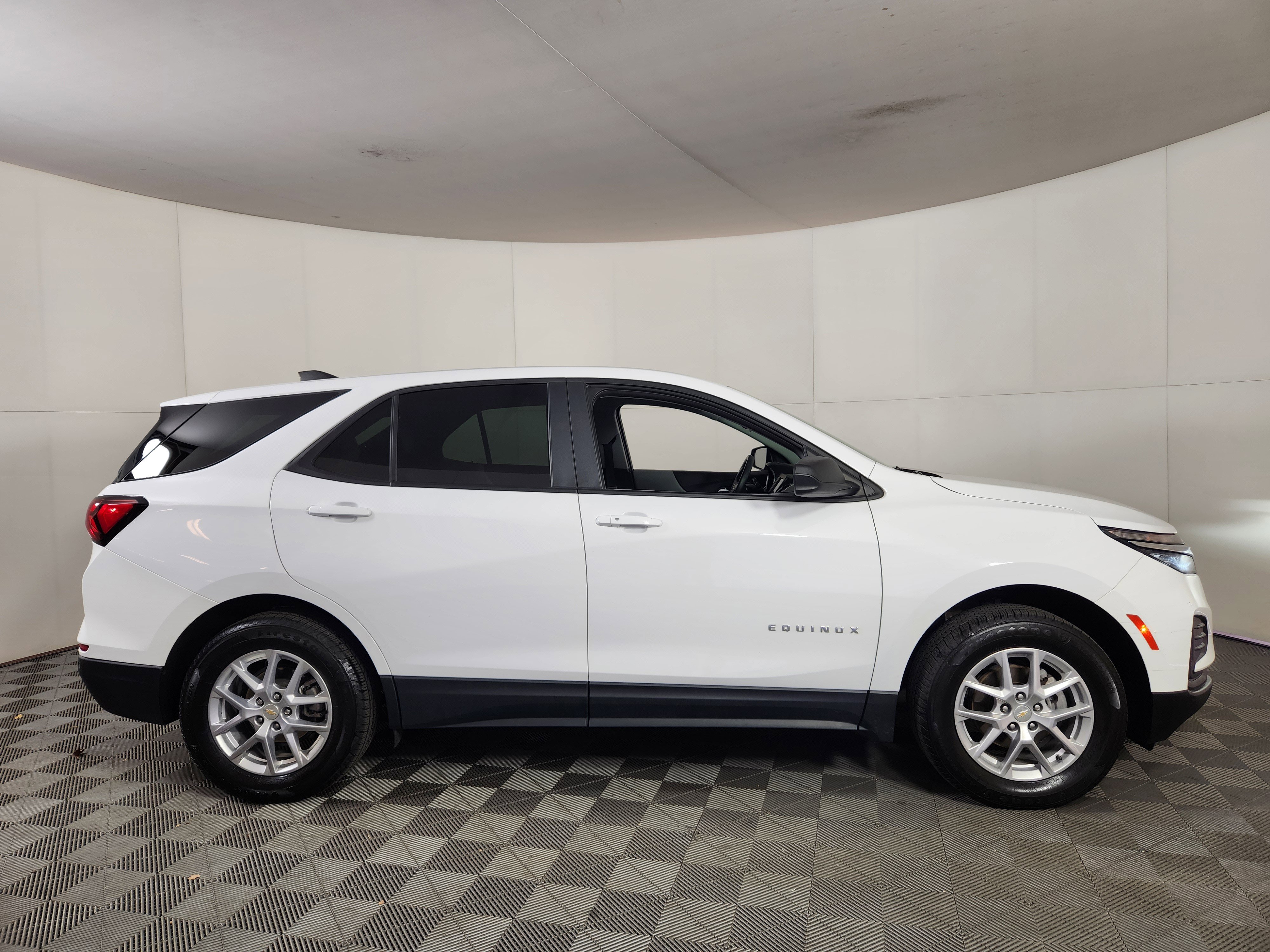 Used 2023 Chevrolet Equinox LS AWD/4WD image 8