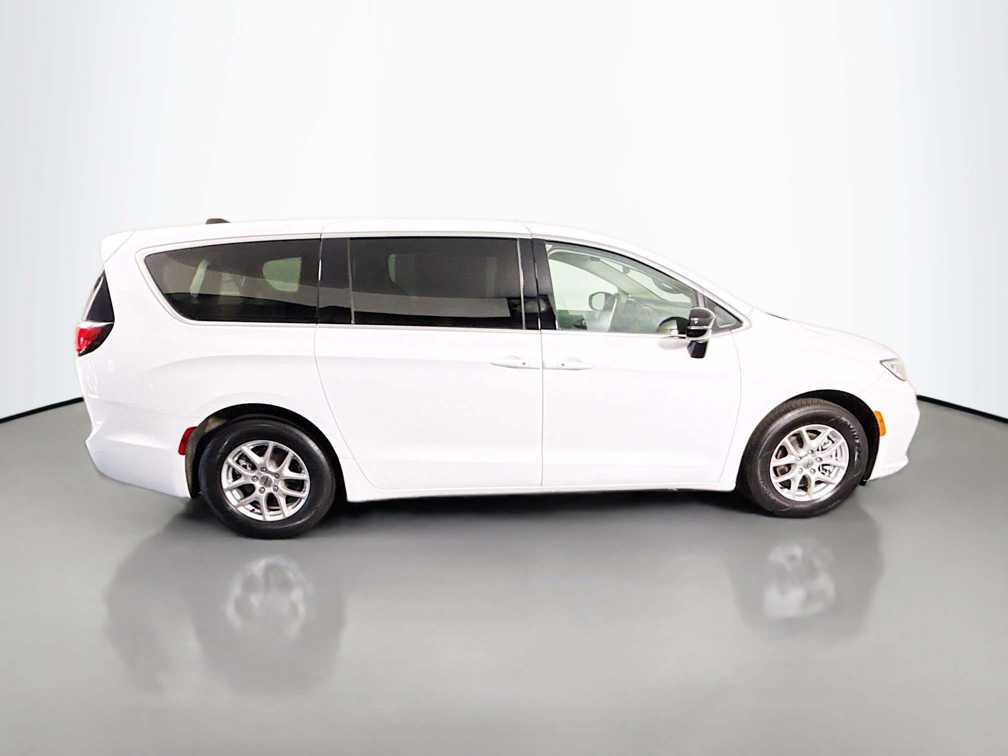 Used 2024 Chrysler Pacifica Touring-L FWD image 11