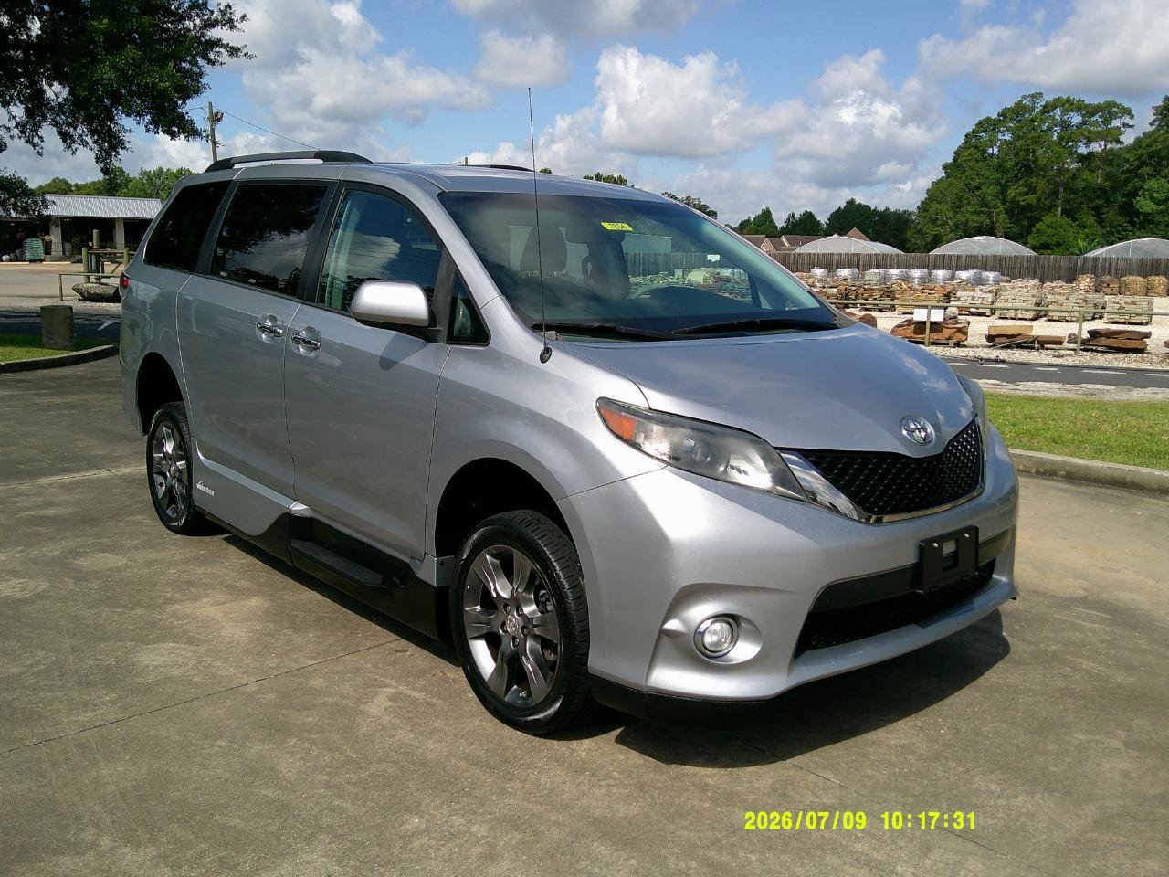 Used 2014 Toyota Sienna SE FWD image 5