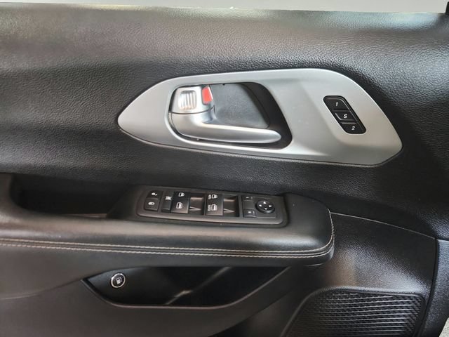 Used 2021 Chrysler Pacifica Touring-L w/ S Appearance Package FWD image 17