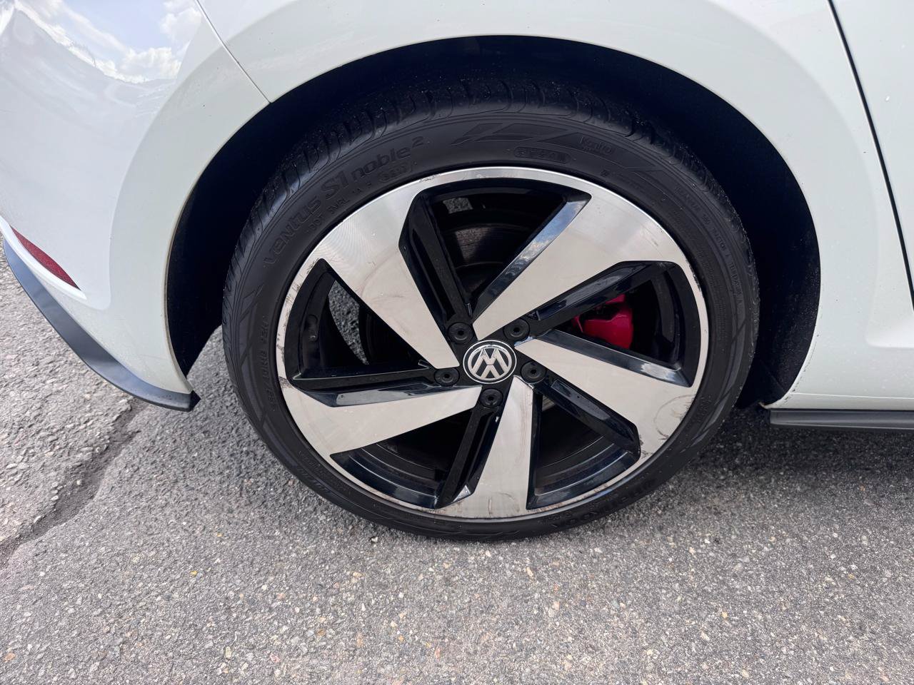 Used 2018 Volkswagen GTI SE FWD image 32