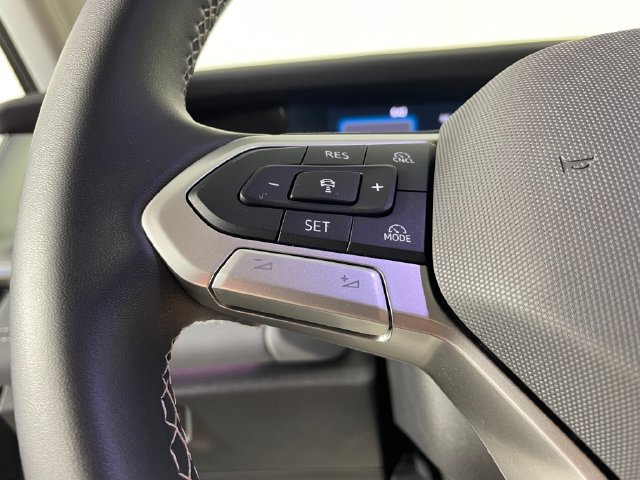 Used 2025 Volkswagen Tiguan SE FWD image 11