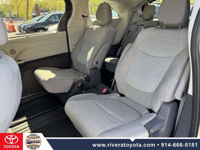 Used 2021 Toyota Sienna LE AWD/4WD image 16