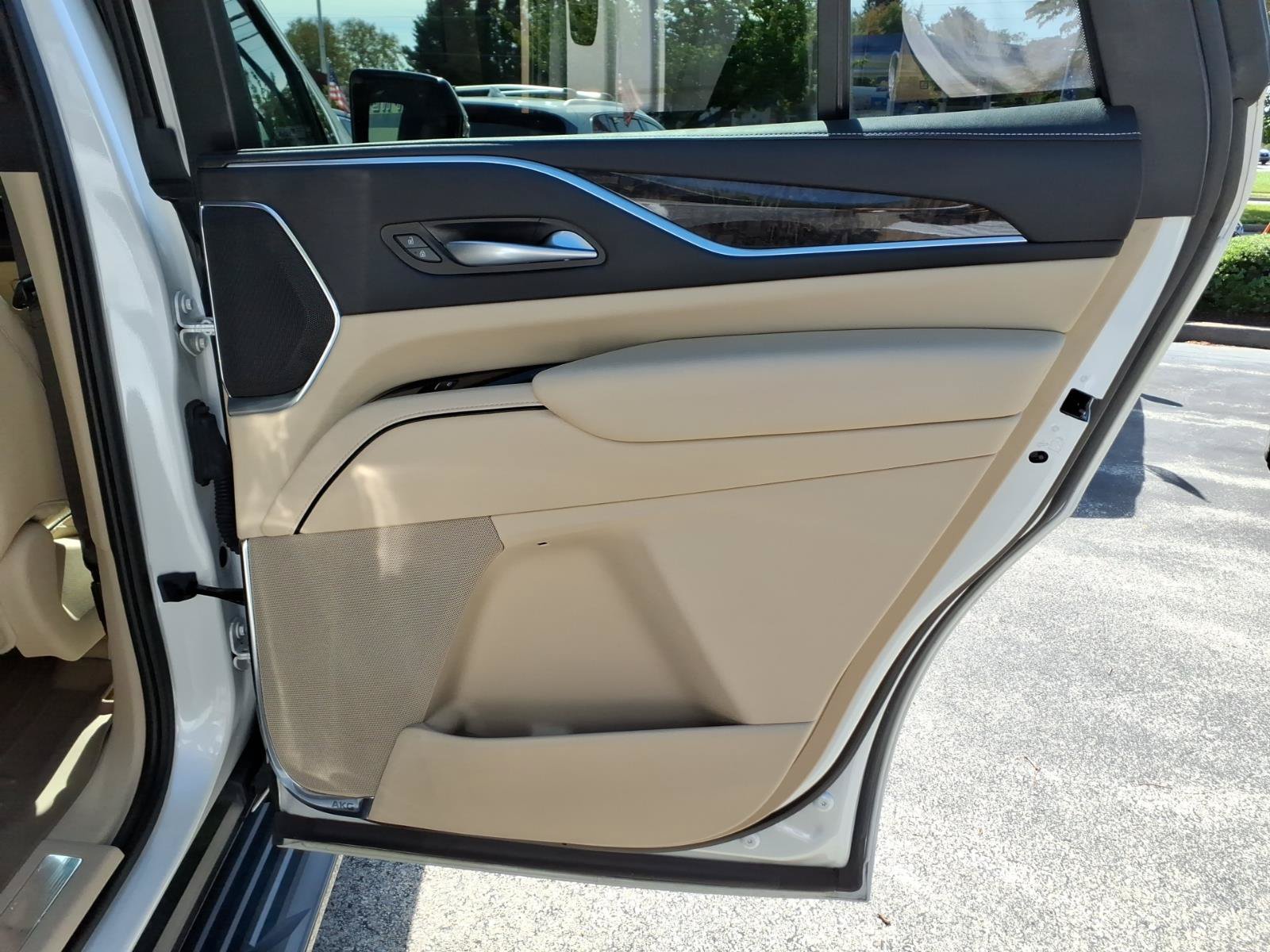 Used 2023 Cadillac Escalade Premium Luxury AWD/4WD image 32