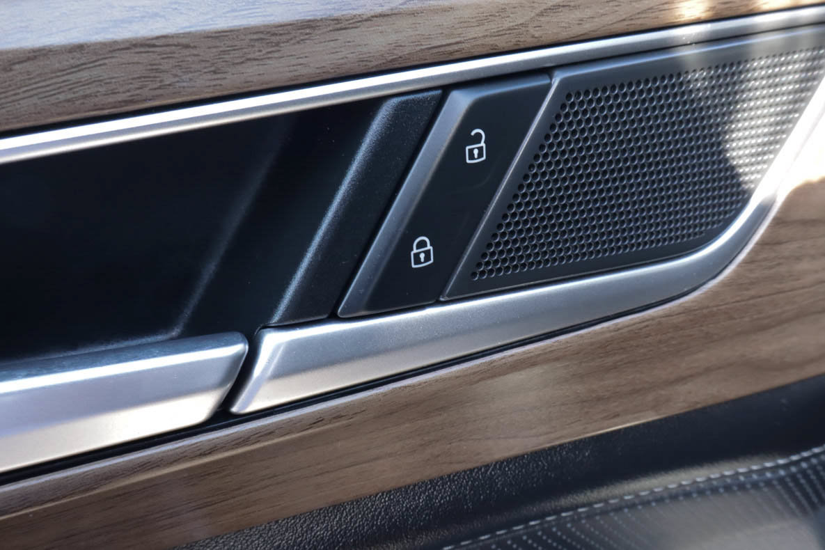 Used 2025 Volkswagen Atlas SE FWD image 19