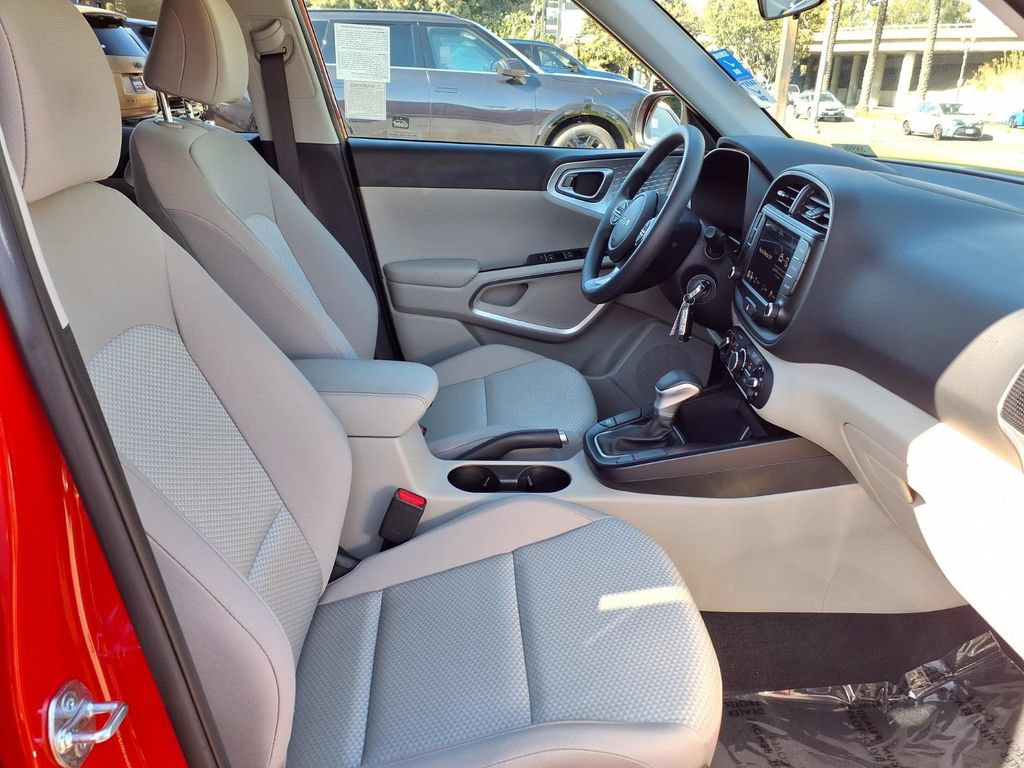 Certified 2025 Kia Soul LX w/ LX Technology Package FWD image 9