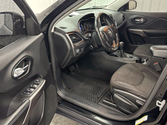 Used 2019 Jeep Cherokee Latitude w/ Cold Weather Group FWD image 13
